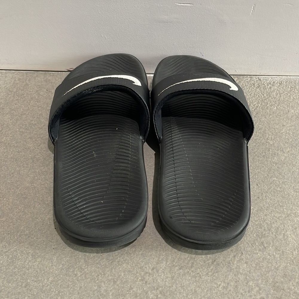 Nike Black White Slides: Kids Size 1 - Picture 3 of 6